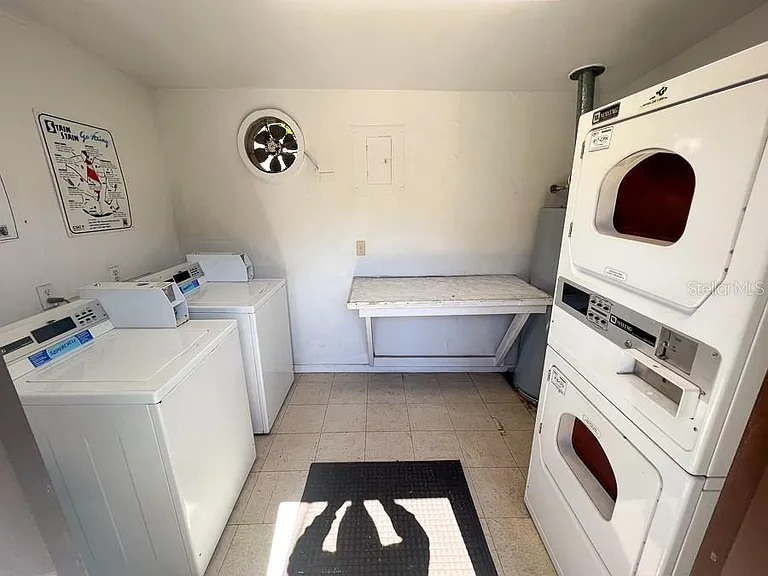 1406 SW 18th Pl #2 — Photo 16