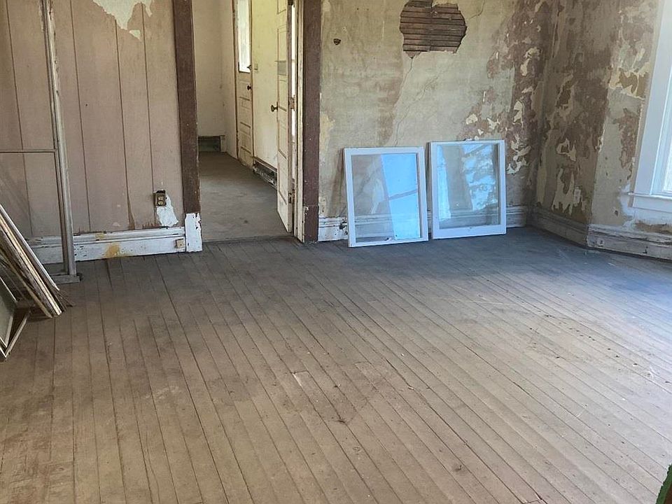7th image of 920 A St NE