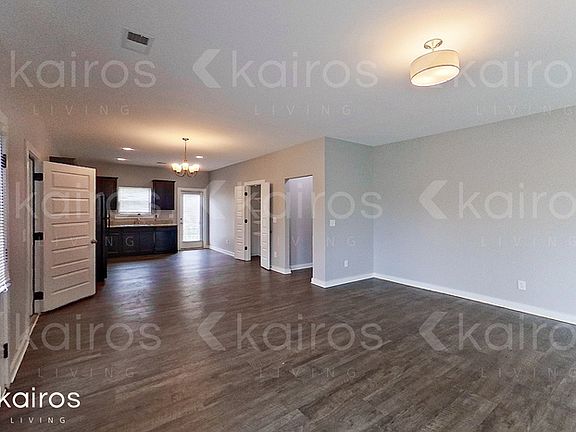 3rd image of 555 White Oak Cir