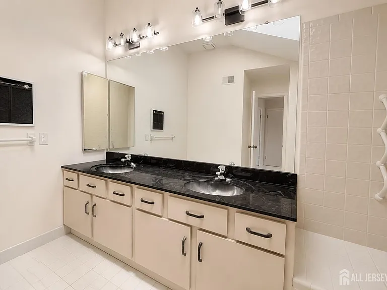 83 Sayre Dr — Photo 14