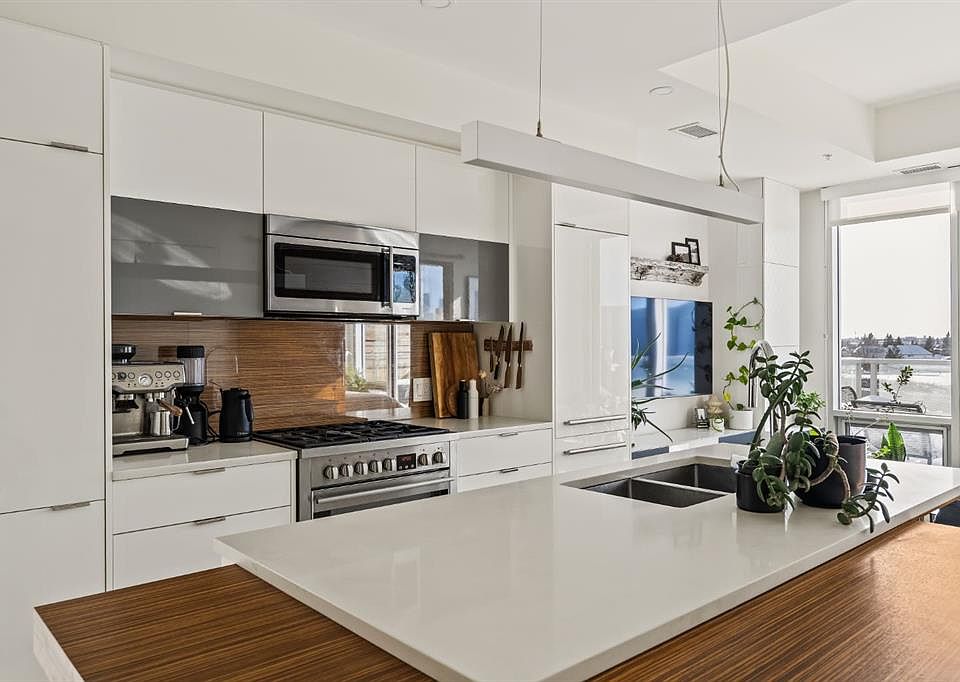 1st image of 1020 S 9th Ave SE #705