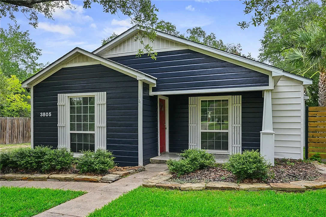 3 bed, 2404 sqft, $2,400 — Photo 1