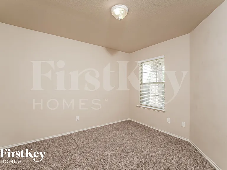 1800 Arbordale Way — Photo 13