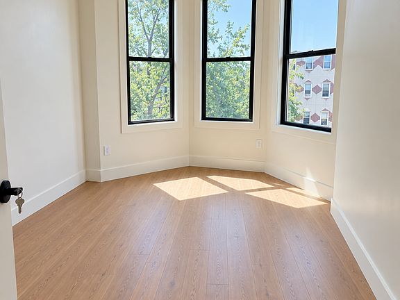 4th image of 86 Cornelia St APT 3
