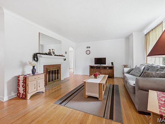 3rd image of 38 Pinewood Dr