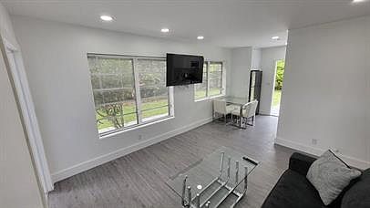 4th image of 821 NE 6th St #B72caaaf9