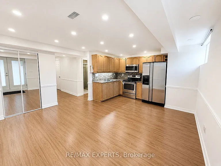 4 Mosely Cres #BASEMENT — Photo 2