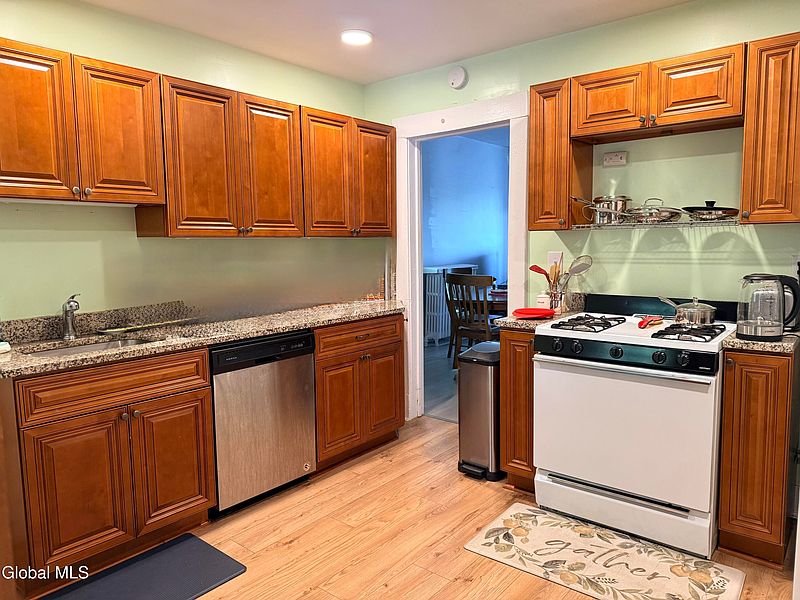 5th image of 15 Zoar Avenue