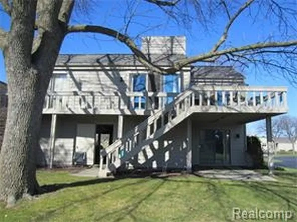 6319 Golf Lakes Dr, Bay City, MI 48706