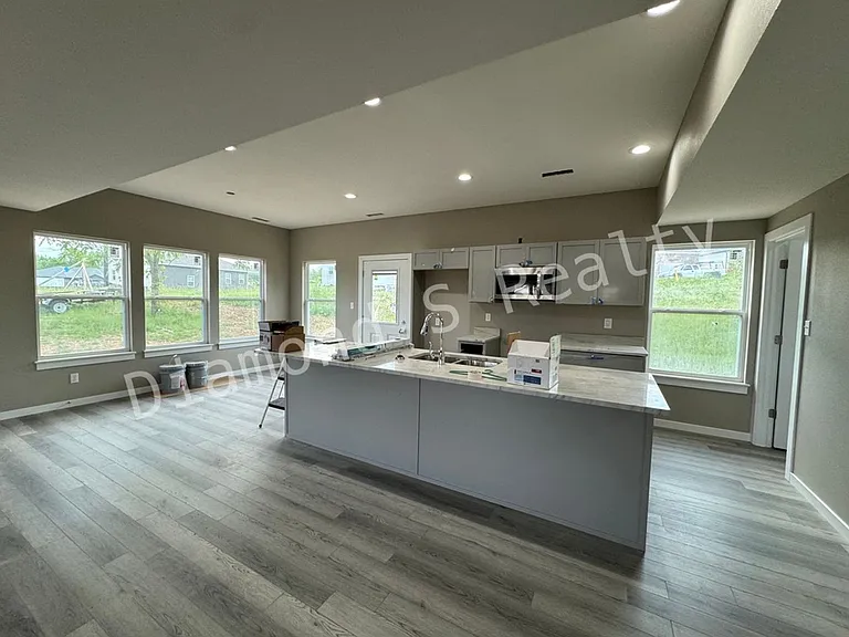 2124 N Bradbury Ln — Photo 2