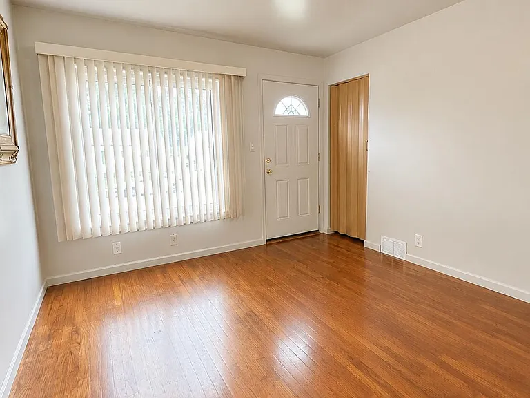 27392 Osmun St — Photo 5