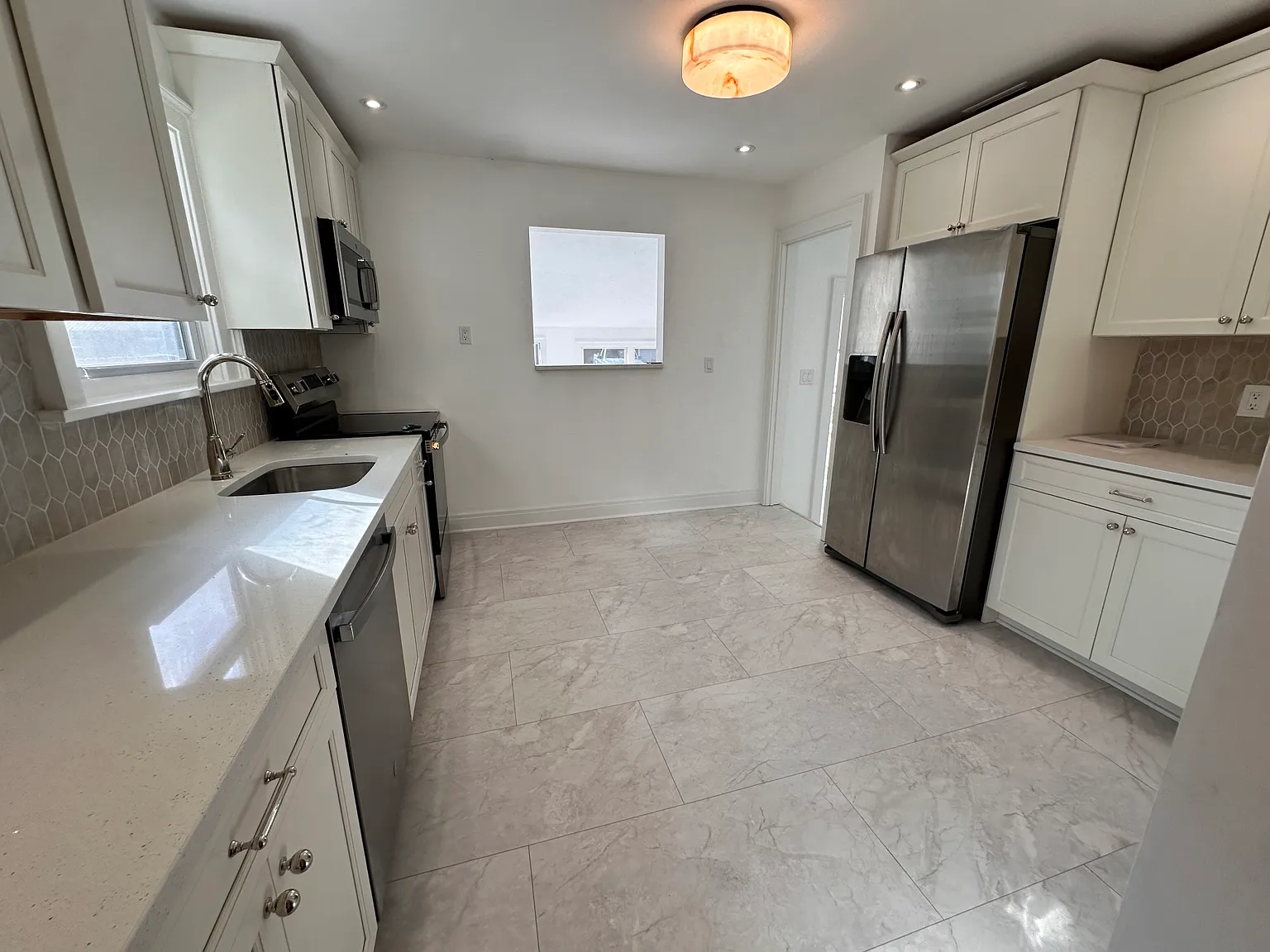 3 bed, 1898 sqft, $2,700 — Photo 2