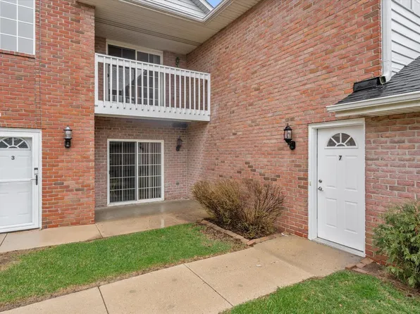 W241N2567 East Parkway Meadow CIRCLE #7, Pewaukee, WI 53072