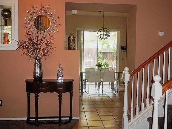 3rd image of 927 Campbell Cir