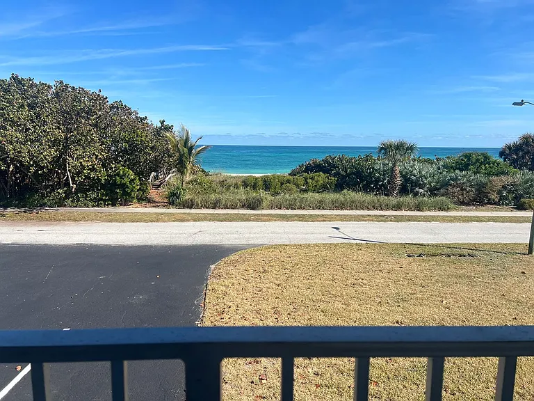 The Wave Beachfront Apartments — Photo 37