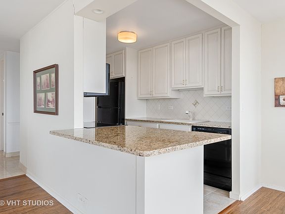 5th image of 2650 N Lakeview Ave APT 3901