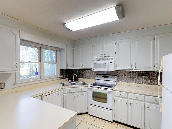 5th image of 308 Jeannine Dr