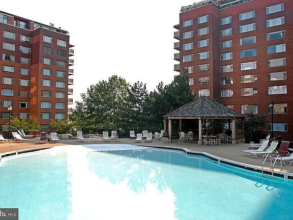 3rd image of 1121 Arlington Blvd APT 901