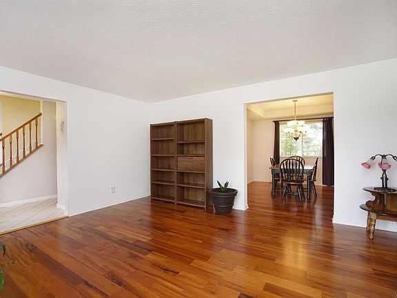 4th image of 399 Greengate Dr