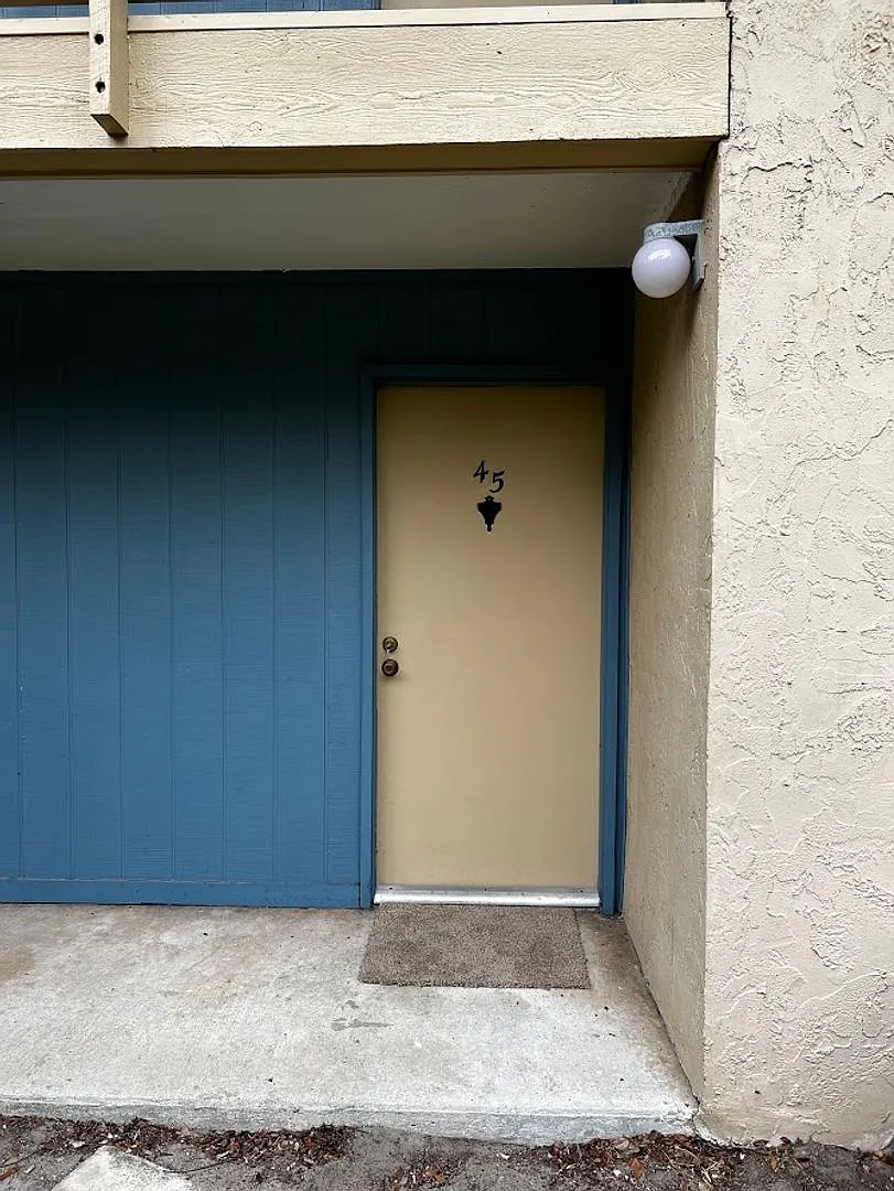 Location, location, location! 875 SF Unit- 2 bd/ 1 ba near UF - Brandywine Condos — Photo 1