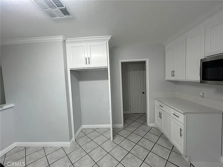 390 E Carter St — Photo 8