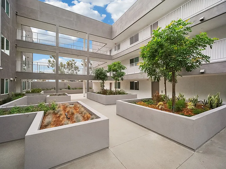 Bermuda Court — Photo 20
