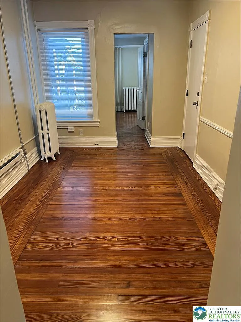 1 bed, 1000 sqft, $1,049 — Photo 4