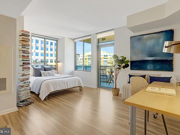 2nd image of 851 N Glebe Rd APT 812