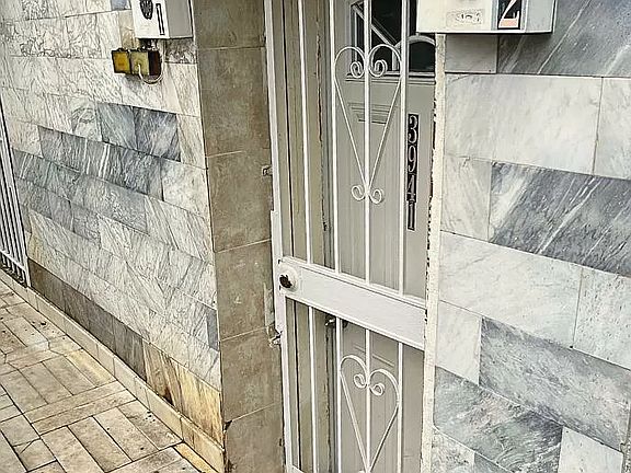 4th image of 3941 Crescent St