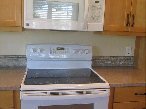 5th image of 922 N Camden Ct