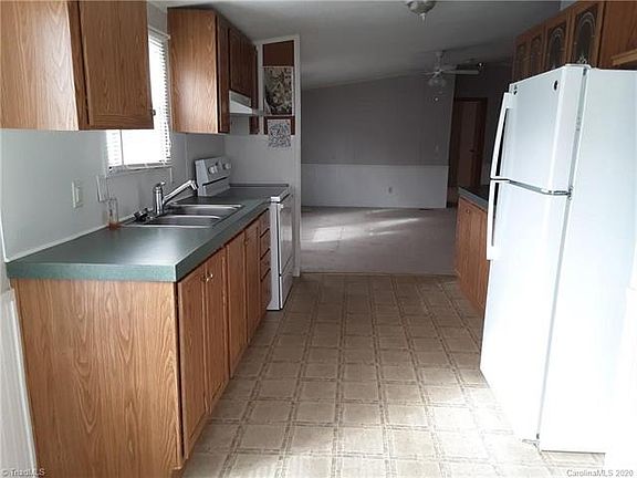 4th image of 140 Sweetwater Dr