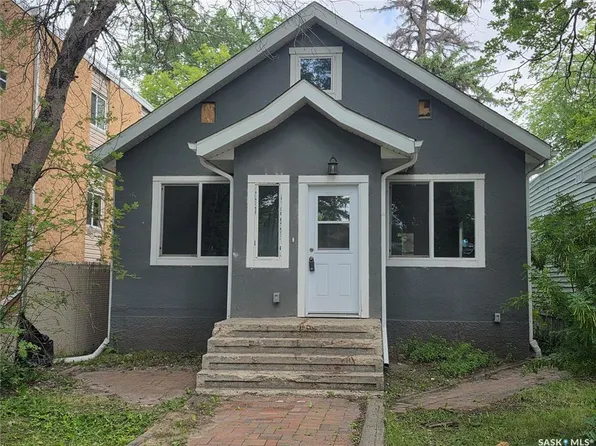 102 32nd St W, Saskatoon, SK S7L 0S1