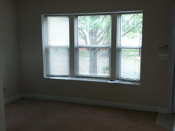 Very nice 3 panel bay window