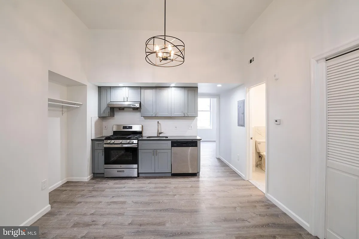 Building Photo - 1726 Pine St #2F