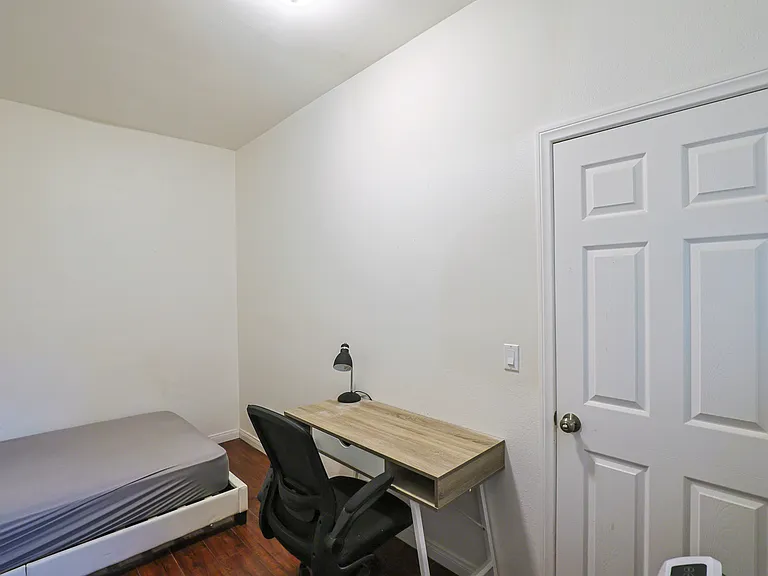 2626 S Budlong Ave #4 — Photo 8