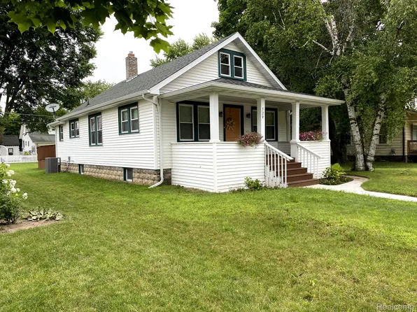 329 Wells St, Caro, MI 48723