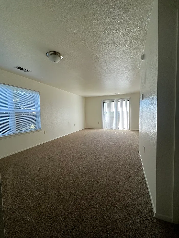 3 bed, 2.5 bath, 1328 sqft, $1,758 — Photo 2