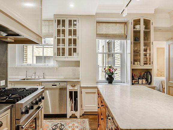 4th image of 40 W 67th St APT 6B