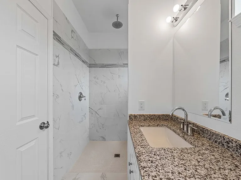 323 Gabriel St #201 — Photo 26