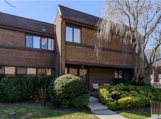 53 Chestnut Hl, Roslyn, NY 11576