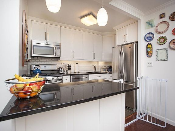 3rd image of 201 W 70th St APT 8F