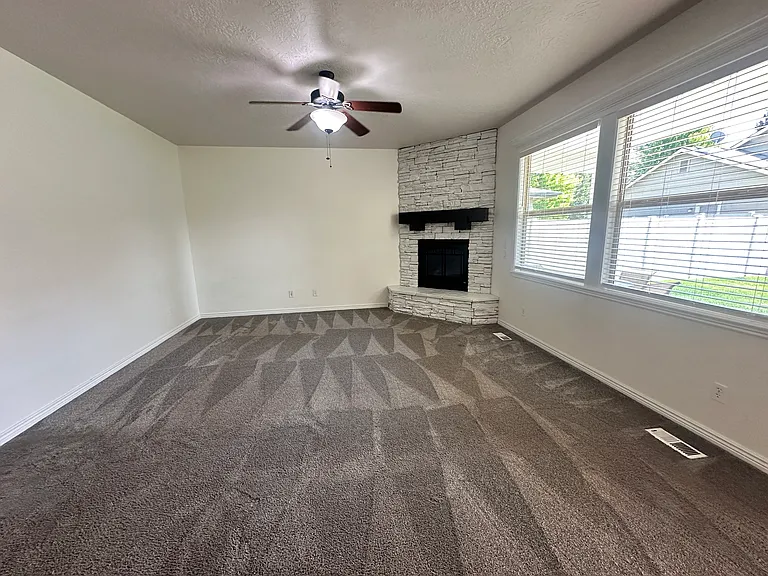 3015 E Deerhill Dr — Photo 2