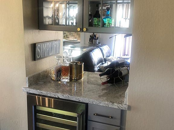 4th image of 30 Tennis Club Dr
