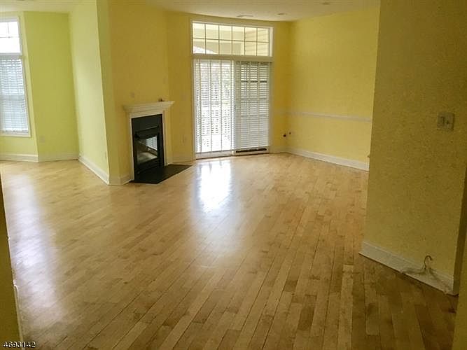 1st image of 307 Kensington Ln #307
