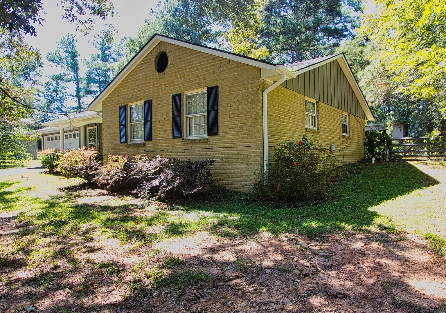 Available Now! - 3 Bedroom 2 Bathroom Open Floorplan — Photo 2