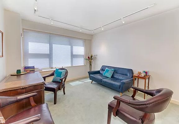 3rd image of 15 W 72nd St APT 1P