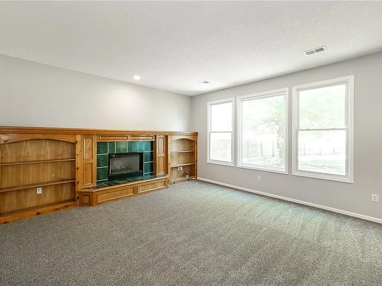 Livingroom w/ fireplace