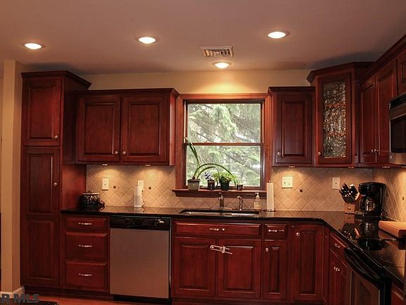5th image of 674 Berkshire Dr