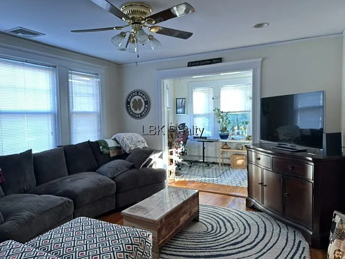 2 bed, 1.0 bath, $2,650 — Photo 2