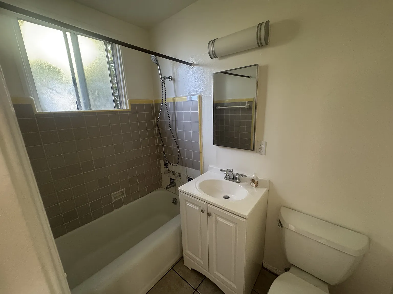 1136 Linden Avenue - 6 — Photo 4